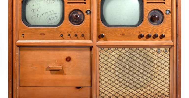 This 1945 TV Console Showed Two Programs at Once