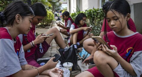 Countries Seek to Curb Social Media Addiction for Kids