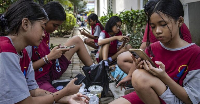 Countries Seek to Curb Social Media Addiction for Kids